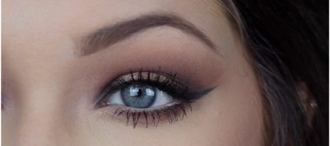 Creme til under øjnene. Kun for moden hud?