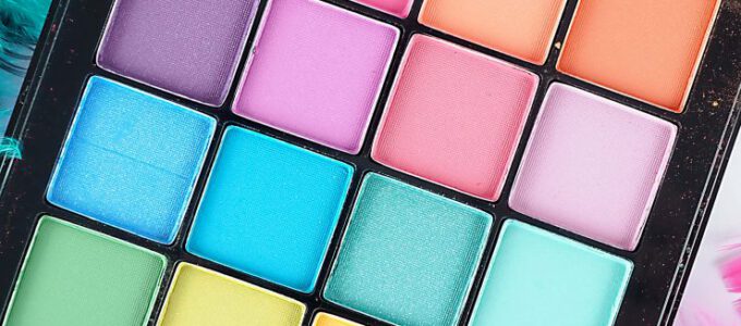 Vi har alle en kunstner gemt inde i os. Hvordan vælger man den bedste øjenskyggepalette?