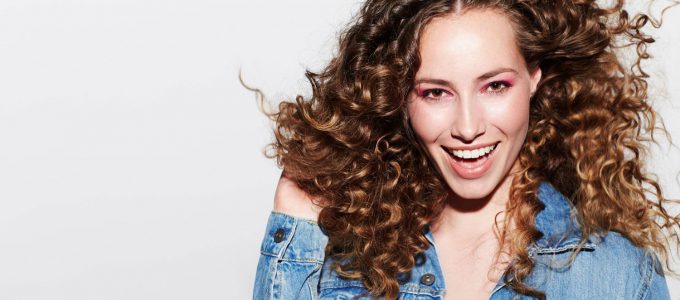 Pleje af krøllet hår: Fif og fiduser og en reparationsplan