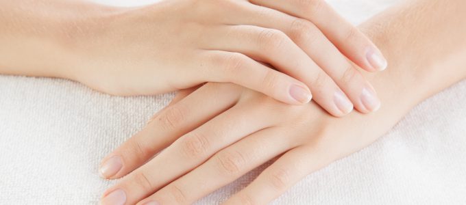 Hvad er årsagen til skrøbelige negle? Sådan får jeg smukke negle uden neglerødder