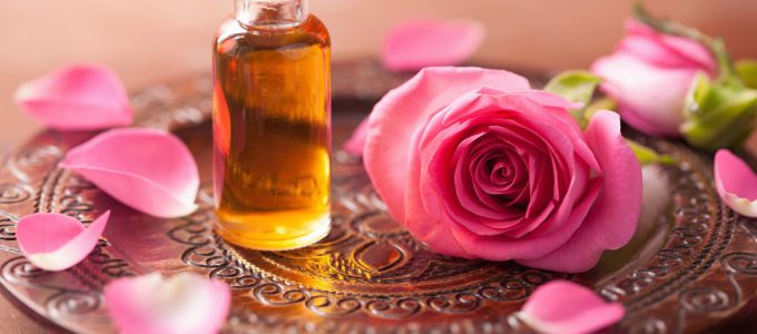 Makeup der klæder forskellige hudtoner